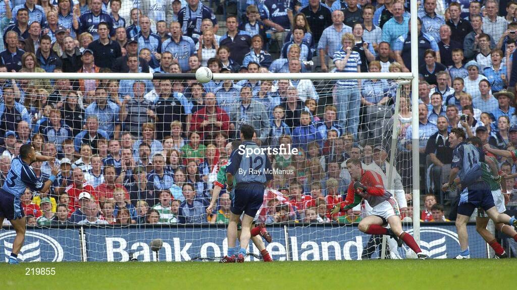 27 August 2006; Dublin's Jason Sherlock, left, about to score his side's second goal. Bank of Ireland All-Ireland Senior Football Championship Semi-Final, Dublin v Mayo, Croke Park, Dublin. Picture credit; Ray McManus / SPORTSFILE