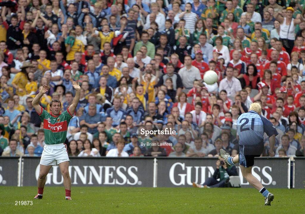 27 August 2006; Dublin's Mark Vaughan shoots and misses one of his two late chances in injury time. Bank of Ireland All-Ireland Senior Football Championship Semi-Final, Dublin v Mayo, Croke Park, Dublin. Picture credit; Brian Lawless / SPORTSFILE