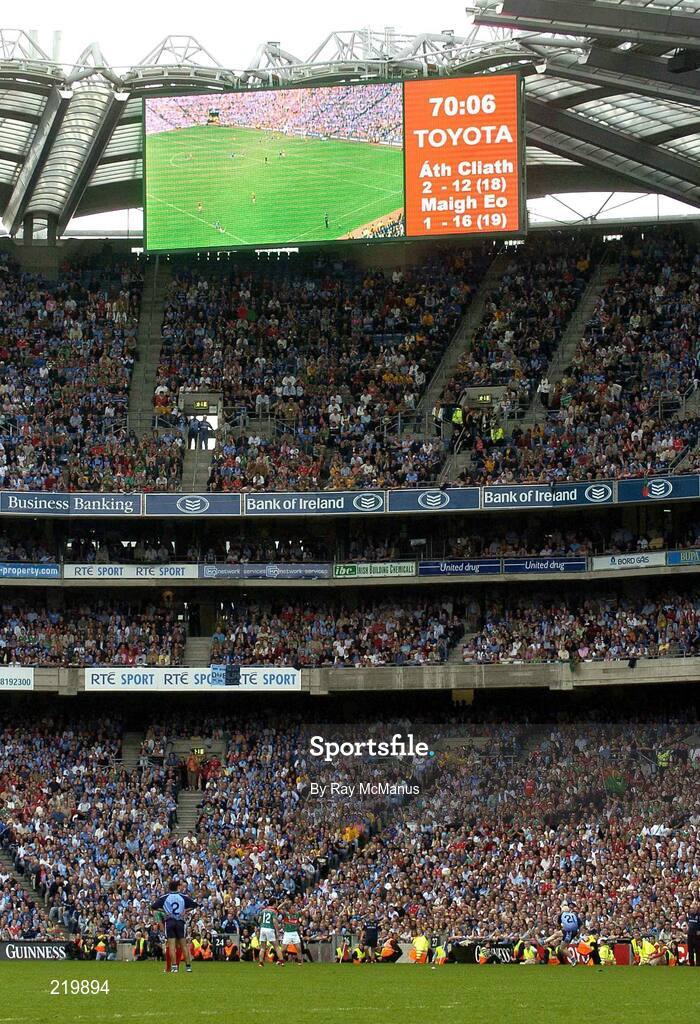 27 August 2006; Dublin's Mark Vaughan attempts a late free in injury time. Bank of Ireland All-Ireland Senior Football Championship Semi-Final, Dublin v Mayo, Croke Park, Dublin. Picture credit; Ray McManus / SPORTSFILE