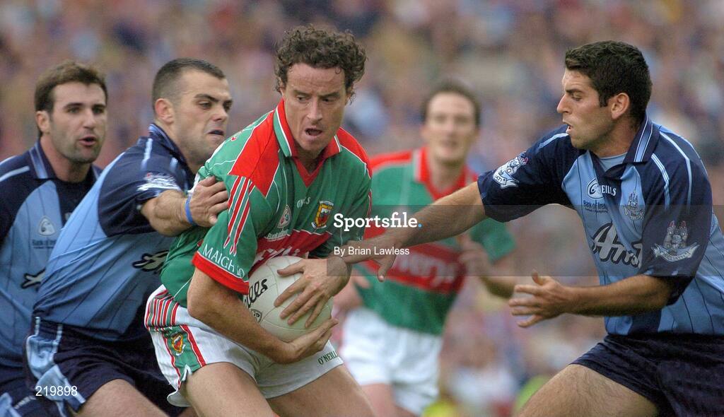 27 August 2006; Kevin O'Neill, Mayo, in action against Paul Casey, left, and David Henry, Dublin. Bank of Ireland All-Ireland Senior Football Championship Semi-Final, Dublin v Mayo, Croke Park, Dublin. Picture credit; Brian Lawless / SPORTSFILE