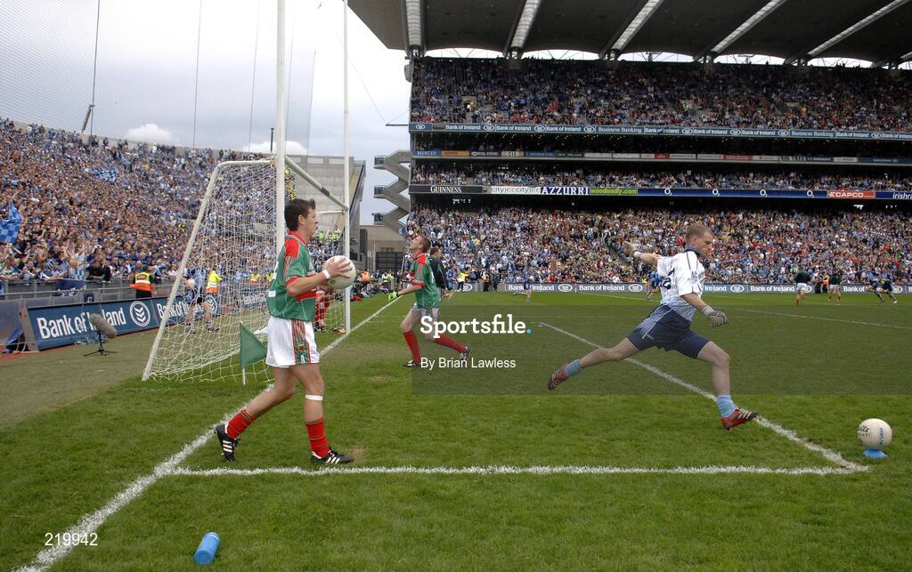 27 August 2006; Dublin substitute goalkeeper John Leonard takes a practice kick-out as both teams attempted to warm up on the same half of the pitch. Bank of Ireland All-Ireland Senior Football Championship Semi-Final, Dublin v Mayo, Croke Park, Dublin. Picture credit; Brian Lawless / SPORTSFILE