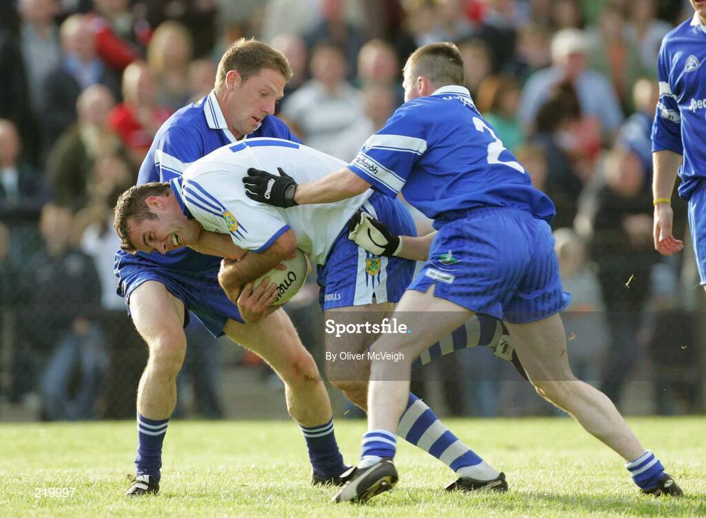 27 August 2006; Martin Harney, Ballinderry, in action against Manus McShane and Louis McPeake, Bellaghy. The Elk Derry Senior Football Championship Quarter Final, Bellaghy v Ballinderry, Ballinascreen, Co. Derry. Picture credit: Oliver McVeigh / SPORTSFILE