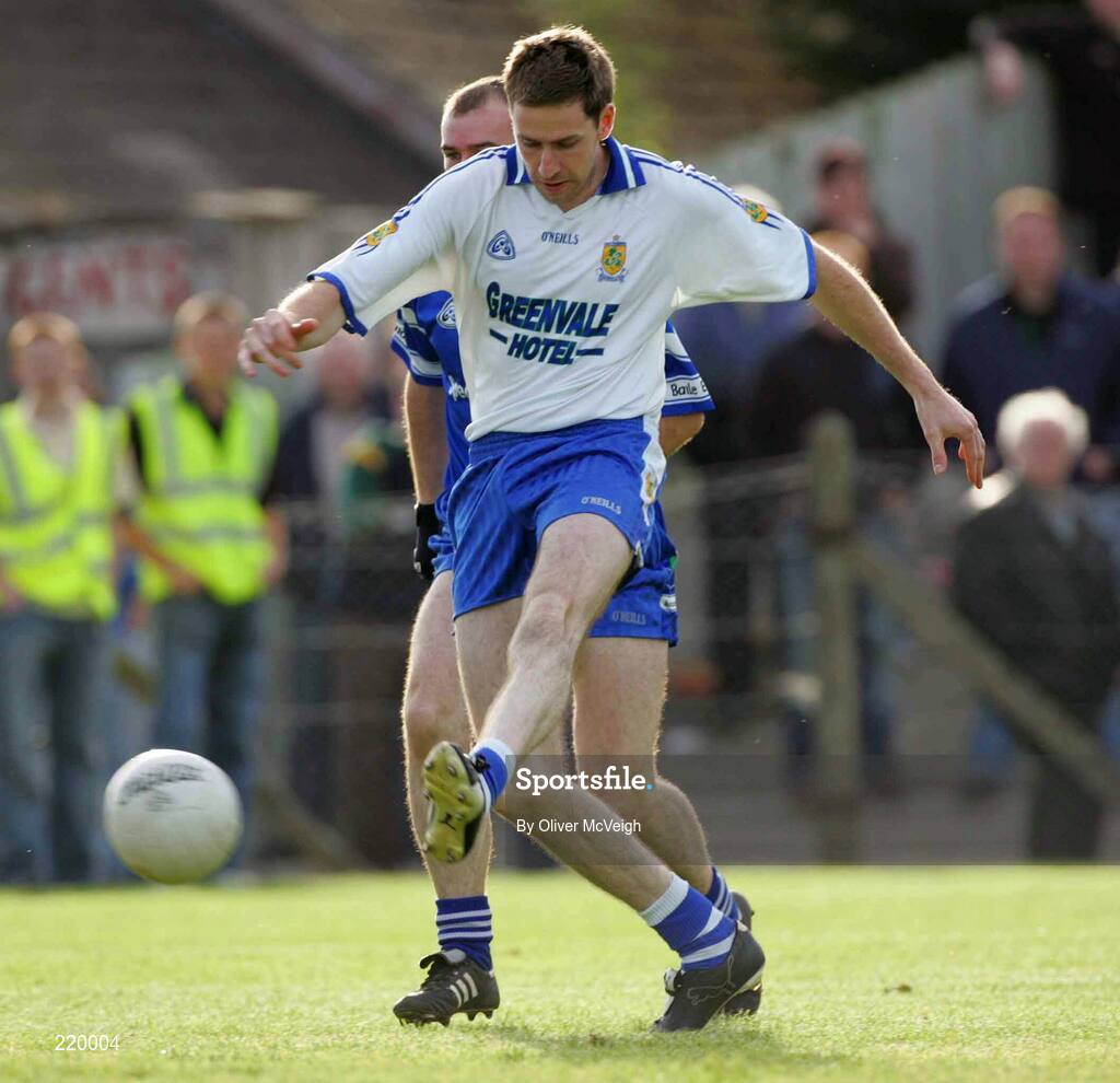 27 August 2006; Enda Muldoon, Ballinderry, in action against Bellaghy. The Elk Derry Senior Football Championship Quarter Final, Bellaghy v Ballinderry, Ballinascreen, Co. Derry. Picture credit: Oliver McVeigh / SPORTSFILE