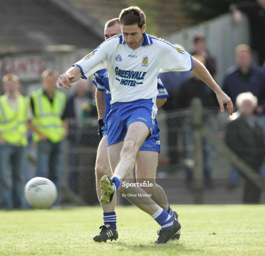 27 August 2006; Enda Muldoon, Ballinderry, in action against Bellaghy. The Elk Derry Senior Football Championship Quarter Final, Bellaghy v Ballinderry, Ballinascreen, Co. Derry. Picture credit: Oliver McVeigh / SPORTSFILE