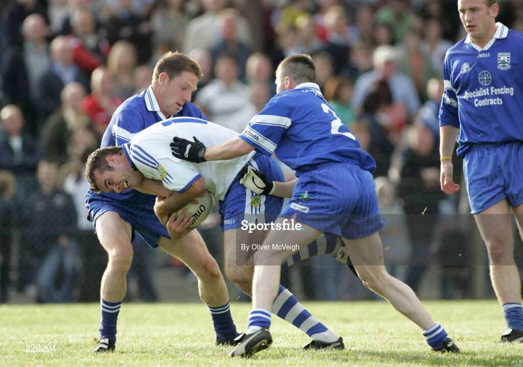 27 August 2006; Martin Harney, Ballinderry, in action against Manus Mc Shane and Louis McPeake, Bellaghy. The Elk Derry Senior Football Championship Quarter Final, Bellaghy v Ballinderry, Ballinascreen, Co. Derry. Picture credit: Oliver McVeigh / SPORTSFILE