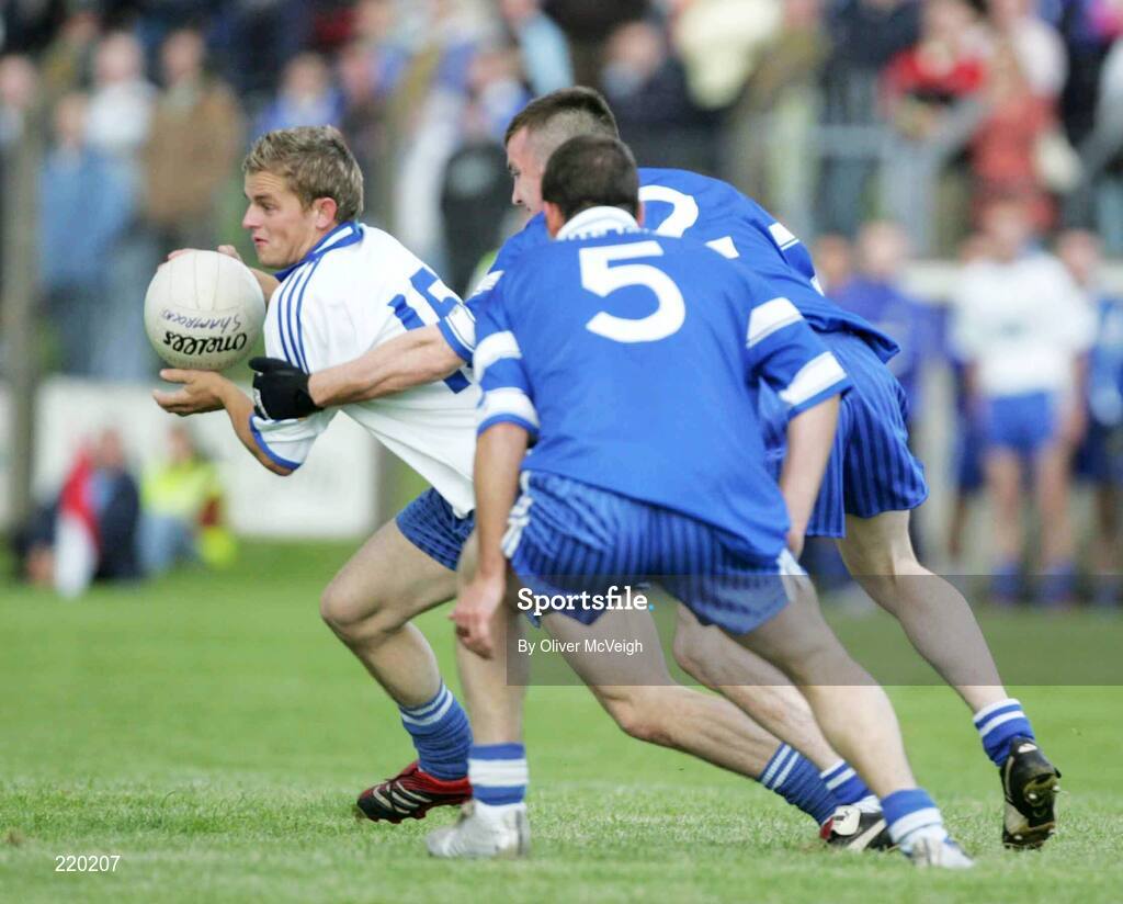 27 August 2006; Raymond Wilkson, Ballinderry, in action against Michael McGoldrick and Louis McPeake, Bellaghy. The Elk Derry Senior Football Championship Quarter Final, Bellaghy v Ballinderry, Ballinascreen, Co. Derry. Picture credit: Oliver McVeigh / SPORTSFILE