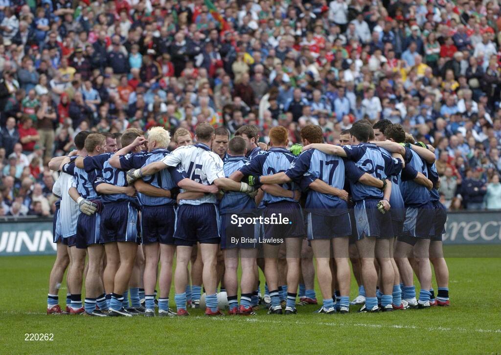 27 August 2006; The Dublin team form a huddle before the match. Bank of Ireland All-Ireland Senior Football Championship Semi-Final, Dublin v Mayo, Croke Park, Dublin. Picture credit; Brian Lawless / SPORTSFILE