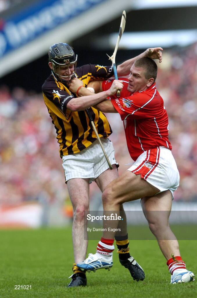 3 September 2006; Diarmuid O'Sullivan, Cork, in action against Martin Comerford, Kilkenny, Guinness All-Ireland Senior Hurling Championship Final, Cork v Kilkenny, Croke Park, Dublin. Picture credit: Damien Eagers / SPORTSFILE