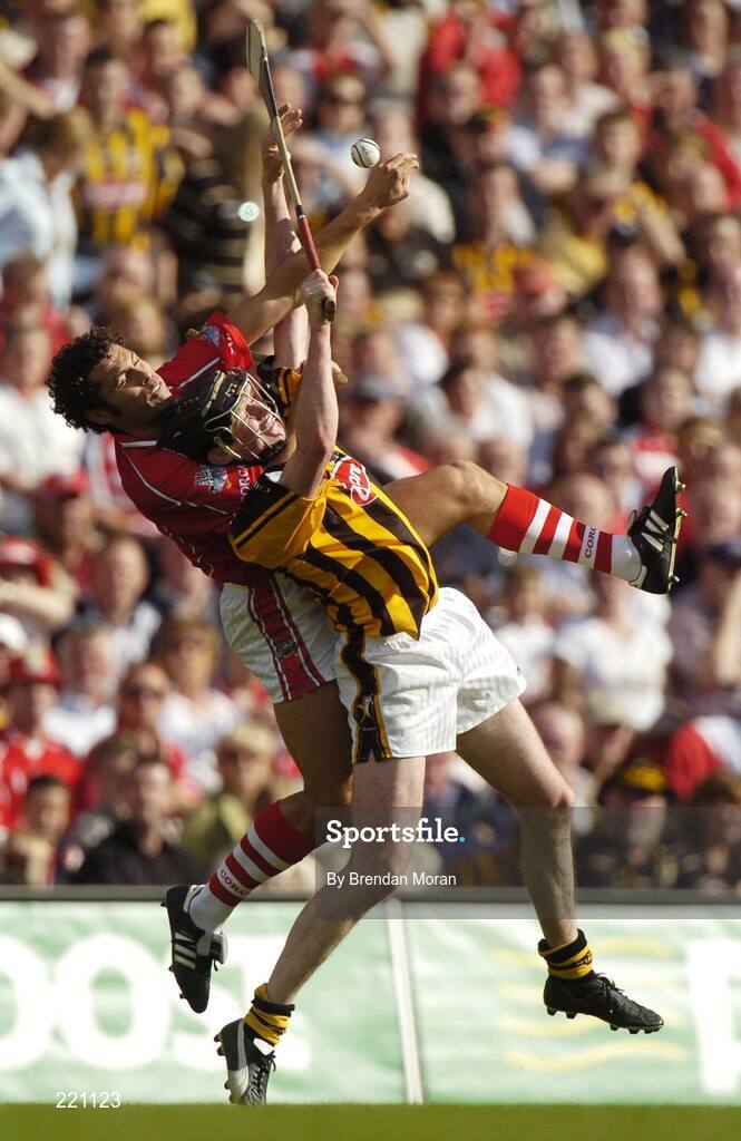 3 September 2006; Martin Comerford, Kilkenny, and Sean Og O hAilpin, Cork, contest a dropping ball. Guinness All-Ireland Senior Hurling Championship Final, Cork v Kilkenny, Croke Park, Dublin. Picture credit: Brendan Moran / SPORTSFILE