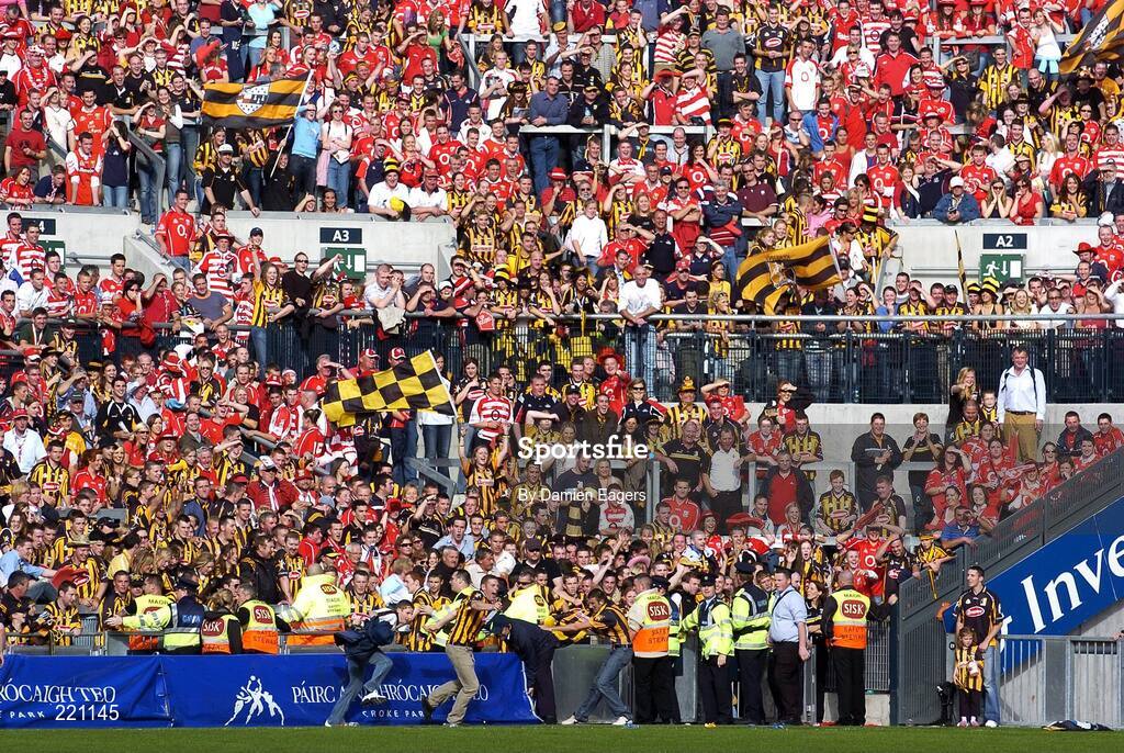 3 September 2006; Kilkenny supporters break through to run onto the pitch. Guinness All-Ireland Senior Hurling Championship Final, Cork v Kilkenny, Croke Park, Dublin. Picture credit: Damien Eagers / SPORTSFILE