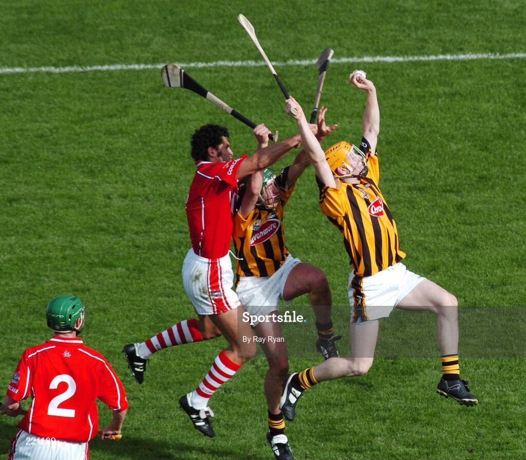3 September 2006; Sean Og O hAilpin, Cork, in action against Eddie Brennan and James Fitzpatrick, Kilkenny. Guinness All-Ireland Senior Hurling Championship Final, Cork v Kilkenny, Croke Park, Dublin. Picture credit: Ray Ryan / SPORTSFILE