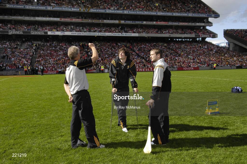 3 September 2006; Kilkenny secretary Pat Dunphy tests the wind in the company of Donnacha Cody and JJ Delaney, right, before the game. Guinness All-Ireland Senior Hurling Championship Final, Cork v Kilkenny, Croke Park, Dublin. Picture credit: Ray McManus / SPORTSFILE