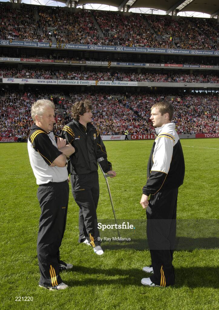 3 September 2006; Kilkenny secretary Pat Dunphy, left, with Donnacha Cody and JJ Delaney, right, before the game. Guinness All-Ireland Senior Hurling Championship Final, Cork v Kilkenny, Croke Park, Dublin. Picture credit: Ray McManus / SPORTSFILE