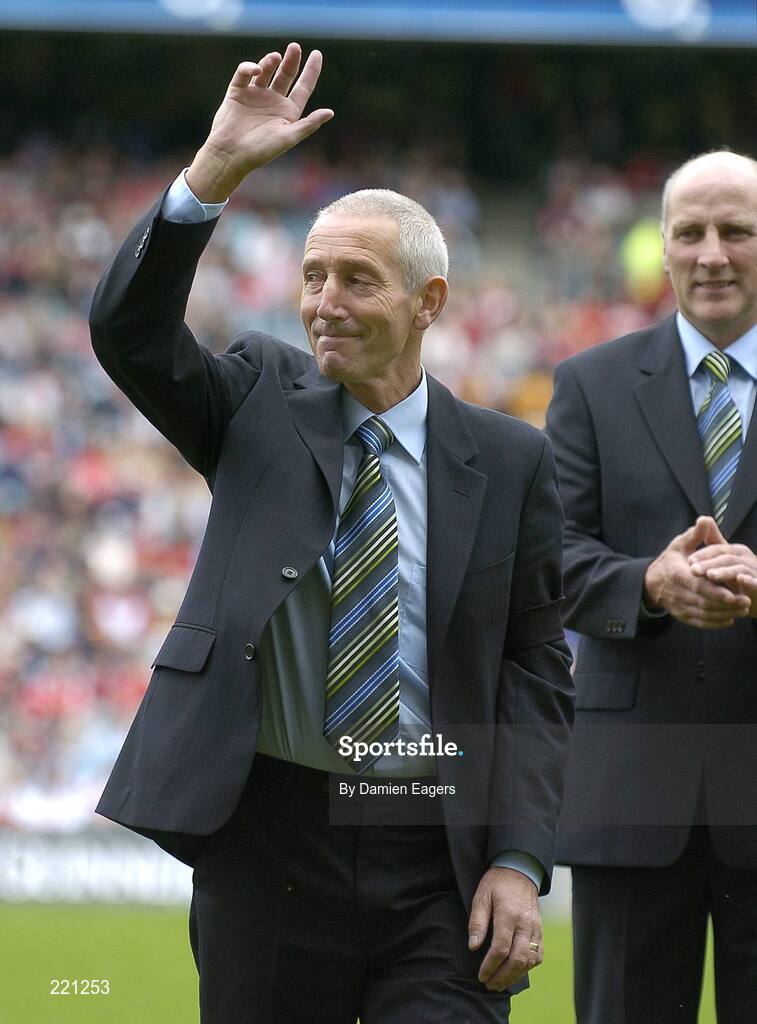 3 September 2006; Member of the 1981 Offaly team, who were All-Ireland champions, Tom Donoghue waves to the crowd as team-mate Eugene Coughlan looks on. Guinness All-Ireland Senior Hurling Championship Final, Cork v Kilkenny, Croke Park, Dublin. Picture credit: Damien Eagers / SPORTSFILE