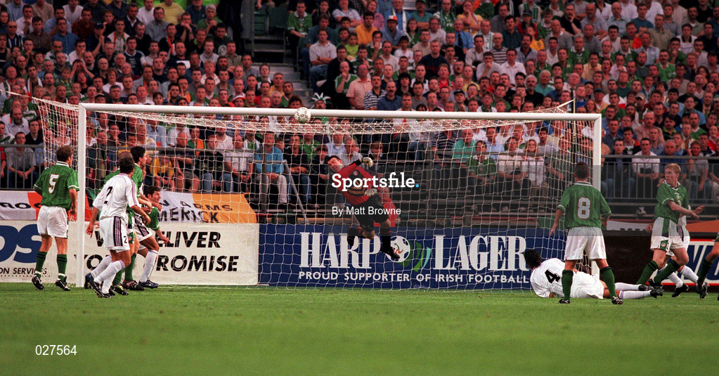1 September 1999; Republic of Ireland goalkeeper Alan Kelly makes a save during the UEFA European Championships Qualifying Group 8 match between Republic of Ireland and Yugoslavia at Lansdowne Road in Dublin. Photo by Matt Browne/Sportsfile