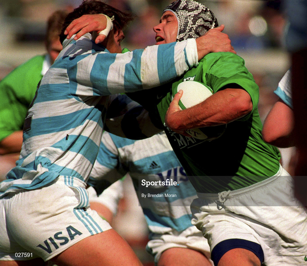 28 August 1999; Andy Ward of Ireland is tackled by Agustin Canalda of Argentina during the Rugby World Cup Warm-up match between Ireland and Argentina at Lansdowne Road in Dublin. Photo by Brendan Moran/Sportsfile