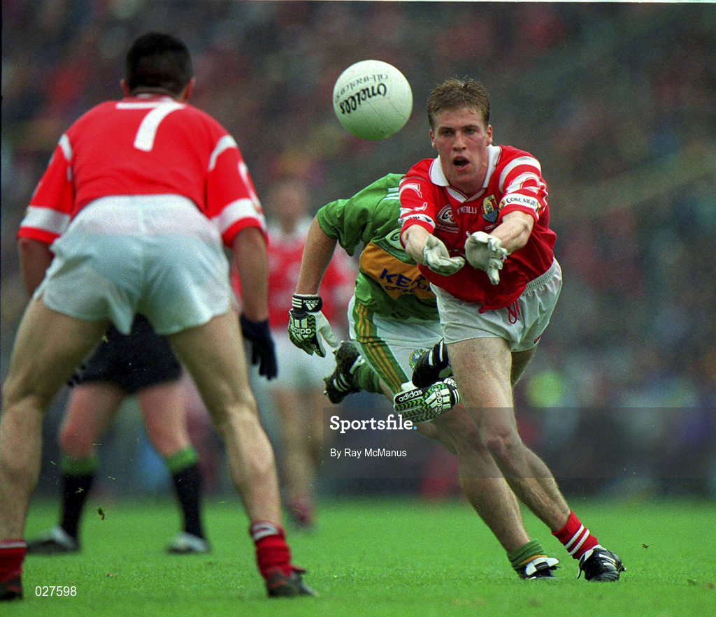 18 July 1999; Anthony Lynch passes the ball to his Cork team-mate Martin Cronin during the Bank of Ireland Munster Senior Football Championship Final between Cork and Kerry at Páirc Uí Chaoimh in Cork. Photo by Ray McManus/Sportsfile