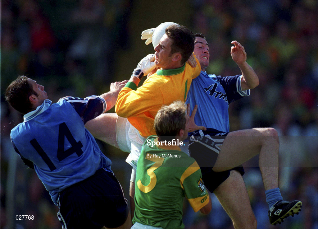 1 August 1999; Meath goalkeeper Cormac Sullivan in action against Dublin's Ian Robertson, 14 and Ray Cosgrove, right, during the Bank of Ireland Leinster Senior Football Championship Final between Meath and Dublin at Croke Park in Dublin. Photo by Ray McManus/Sportsfile
