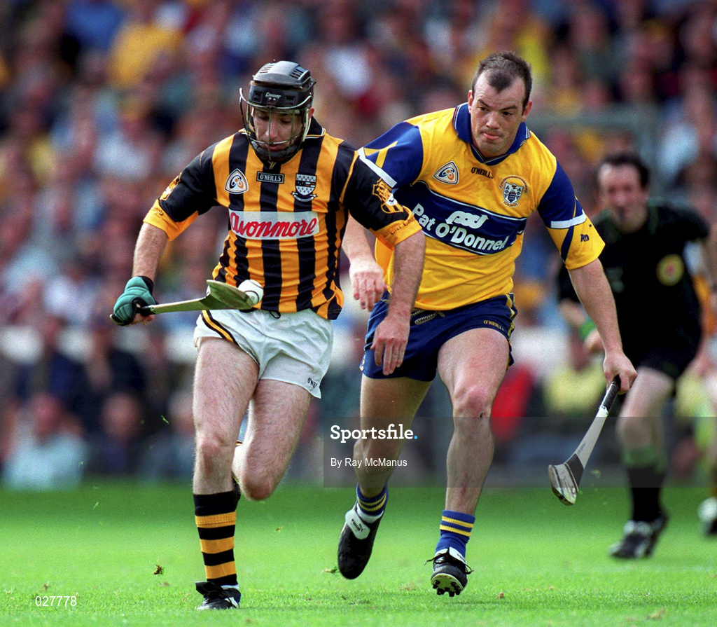 15 August 1999; DJ Carey of Kilkenny in action against Ollie Baker of Clare during the Guinness All-Ireland Senior Hurling Championship Semi-Final match between Kilkenny and Clare at Croke Park in Dublin. Photo by Ray McManus/Sportsfile
