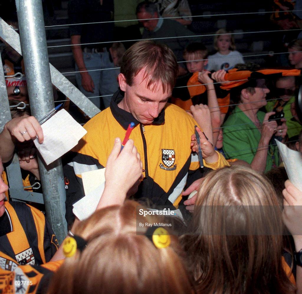 1 September 1999; Kilkenny's DJ Carey signs autographs during a training session, at Nowlan Park, Kilkenny, in advance of the Guinness All-Ireland Senior Hurling Championship Final. Photo by Ray McManus/Sportsfile