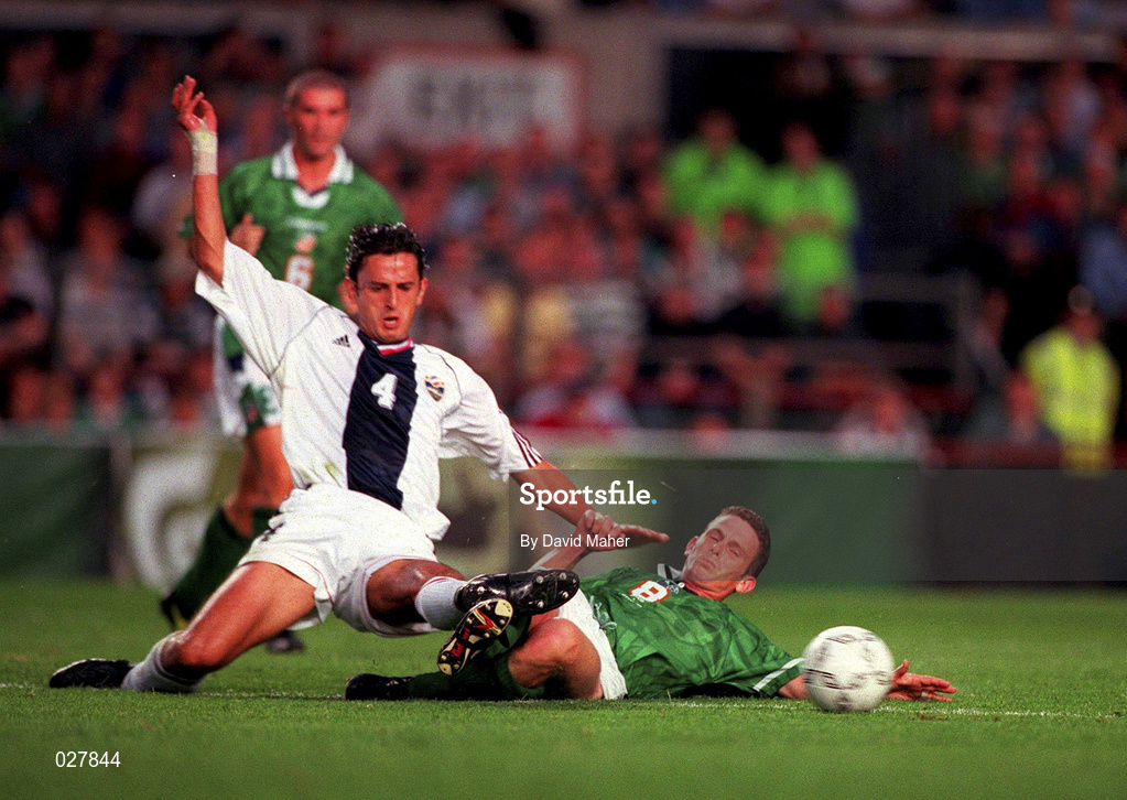1 September 1999; Mark Kinsella of Republic of Ireland in action against Dejan Stankovic of Yugoslavia during the UEFA European Championships Qualifying Group 8 match between Republic of Ireland and Yugoslavia at Lansdowne Road in Dublin. Photo by David Maher/Sportsfile