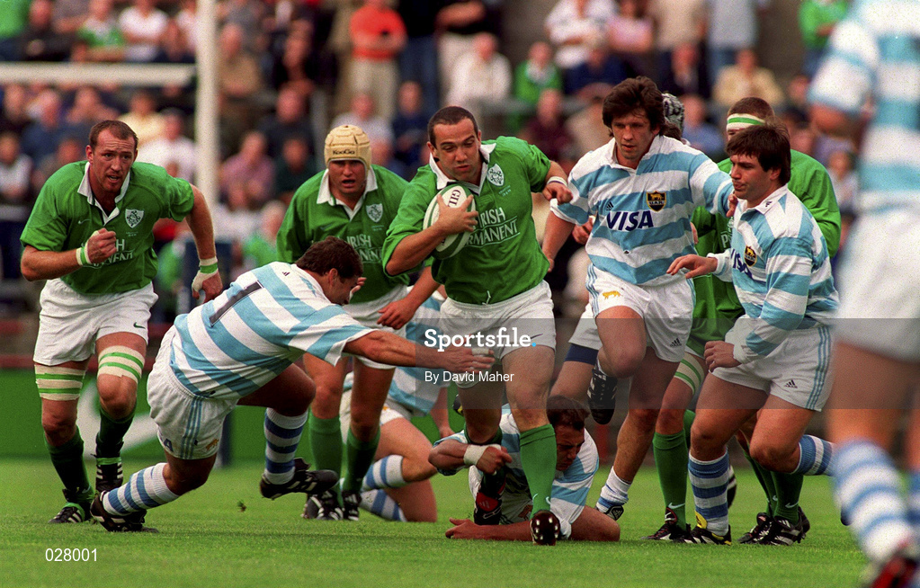 28 August 1999; Conor O'Shea of Ireland is tackled by Roberto Grau, 1, of Argentina during the Rugby World Cup Warm-up match between Ireland and Argentina at Lansdowne Road in Dublin. Photo by David Maher/Sportsfile