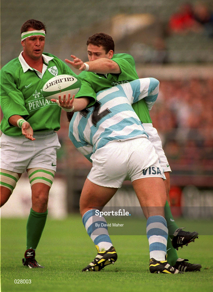 28 August 1999; Tom Tierney with the support of his Ireland team-mate Dion O'Cuinneagain is tackled by Roberto Grau of Argentina during the Rugby World Cup Warm-up match between Ireland and Argentina at Lansdowne Road in Dublin. Photo by David Maher/Sportsfile