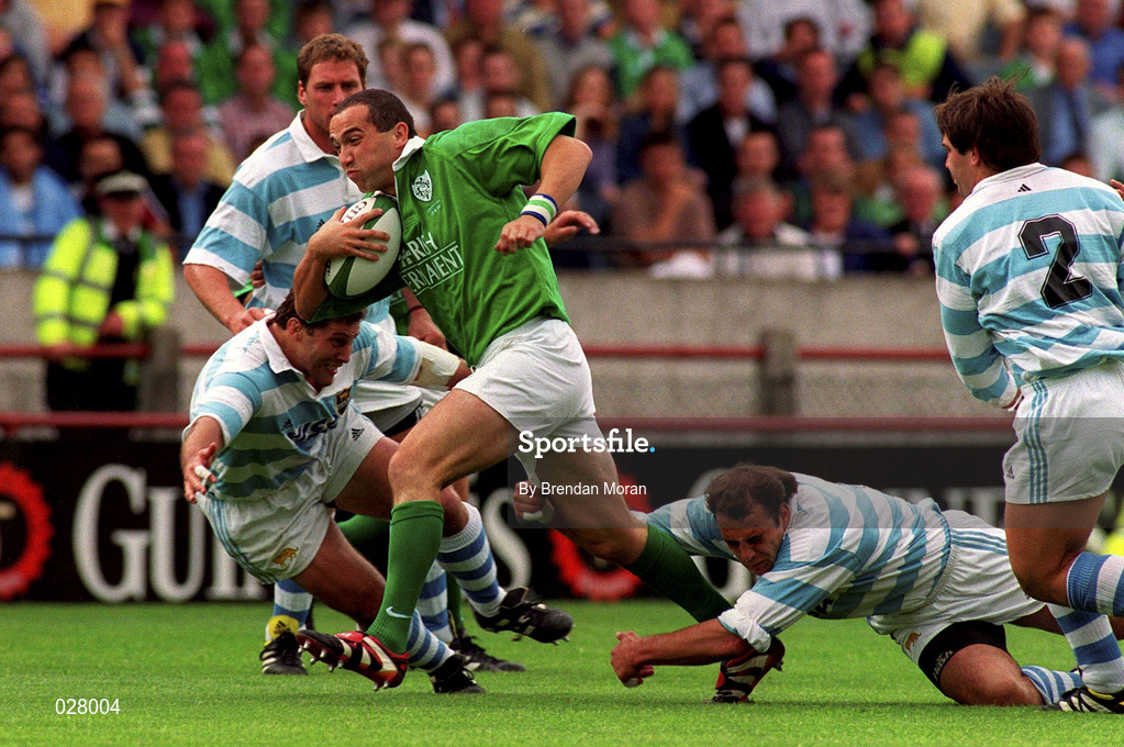28 August 1999; Conor O'Shea of Ireland makes a break during the Rugby World Cup Warm-up match between Ireland and Argentina at Lansdowne Road in Dublin. Photo by Brendan Moran/Sportsfile