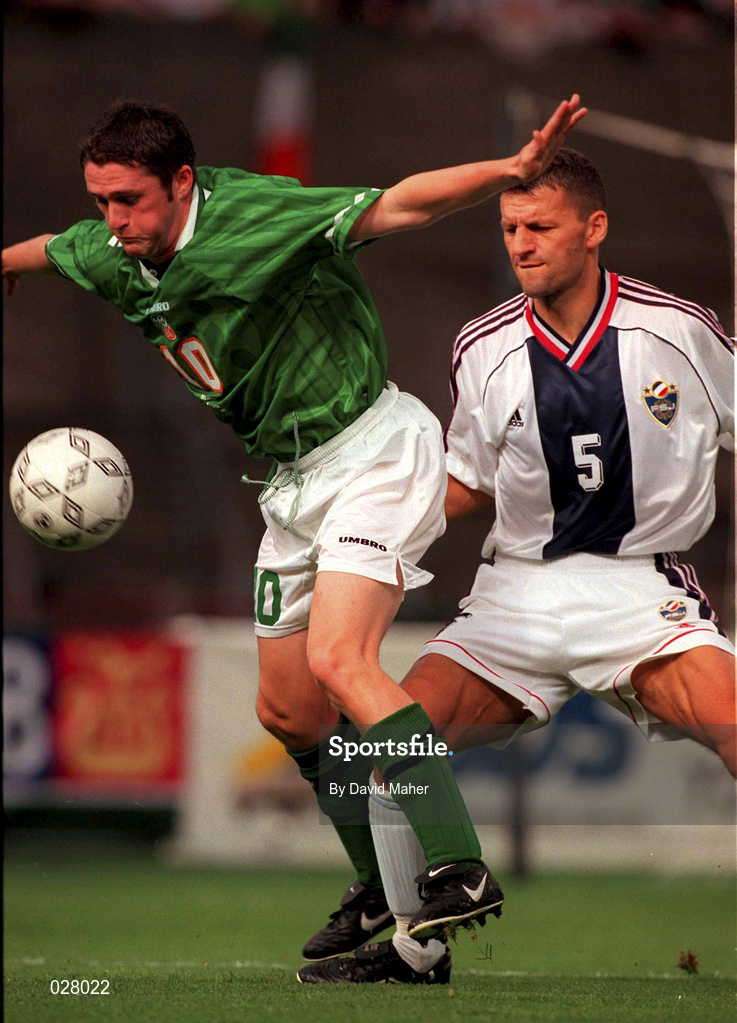 1 September 1999; Robbie Keane of Republic of Ireland in action against Miroslav Dukic of Yugoslavia during the UEFA European Championships Qualifying Group 8 match between Republic of Ireland and Yugoslavia at Lansdowne Road in Dublin. Photo by David Maher/Sportsfile