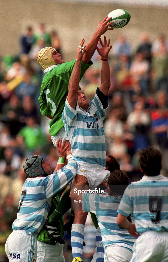 28 August 1999; Jeremy Davidson of Ireland takes possession in a lineout ahead of Allajandro Allub of Argentina during the Rugby World Cup Warm-up match between Ireland and Argentina at Lansdowne Road in Dublin. Photo by Brendan Moran/Sportsfile