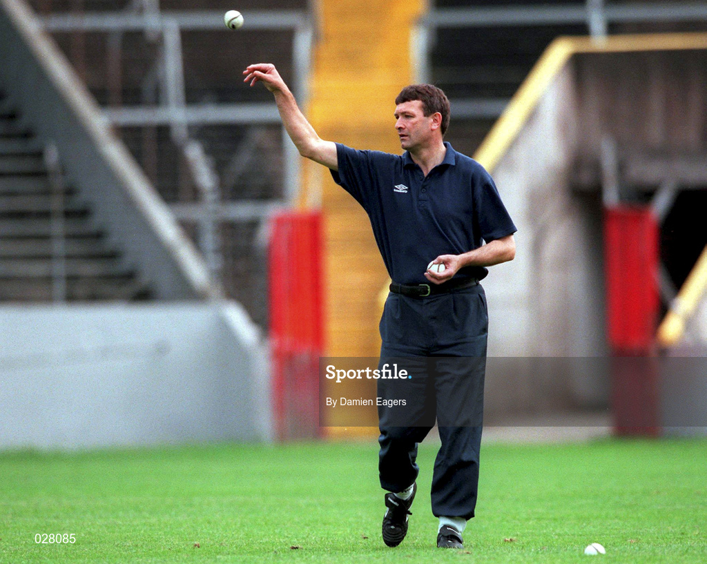 30 August 1999; Cork manager Jimmy Barry Murphy during a training session, at Páirc Uí Chaoimh in Cork, in advance of the Guinness All-Ireland Senior Hurling Championship Final. Photo by Damien Eagers/Sportsfile