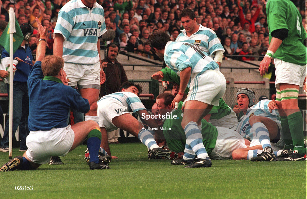28 August 1999; Ireland's Keith Wood looks up as referee Derek Bevan signals Ireland's first try during the Rugby World Cup Warm-up match between Ireland and Argentina at Lansdowne Road in Dublin. Photo by David Maher/Sportsfile