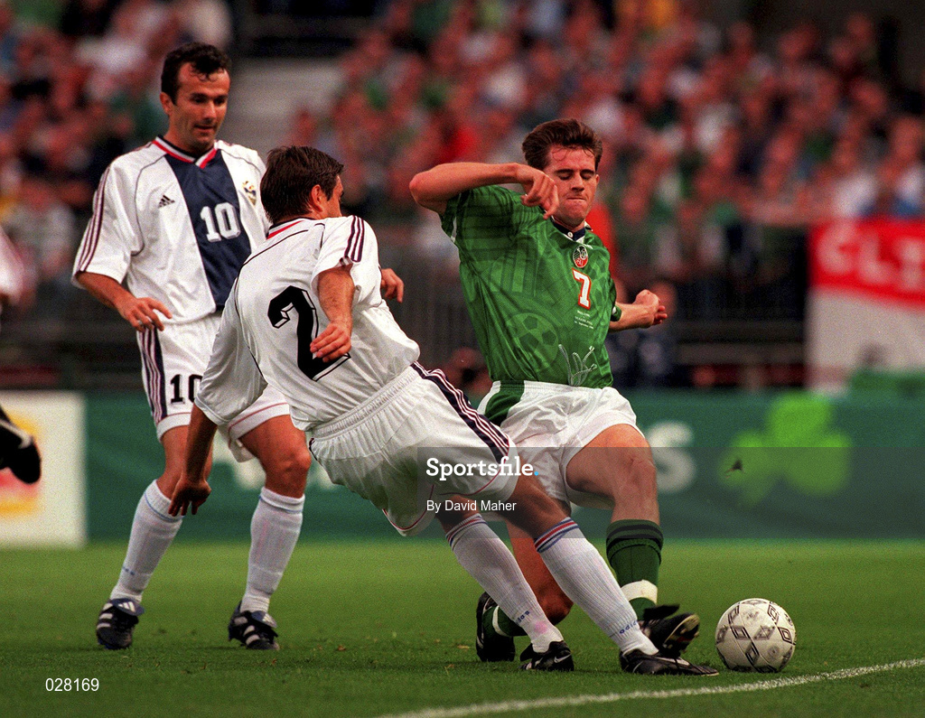 1 September 1999; Kevin Kilbane of Republic of Ireland in action against Slobodan Komljenovi of Yugoslavia during the UEFA European Championships Qualifying Group 8 match between Republic of Ireland and Yugoslavia at Lansdowne Road in Dublin. Photo by David Maher/Sportsfile