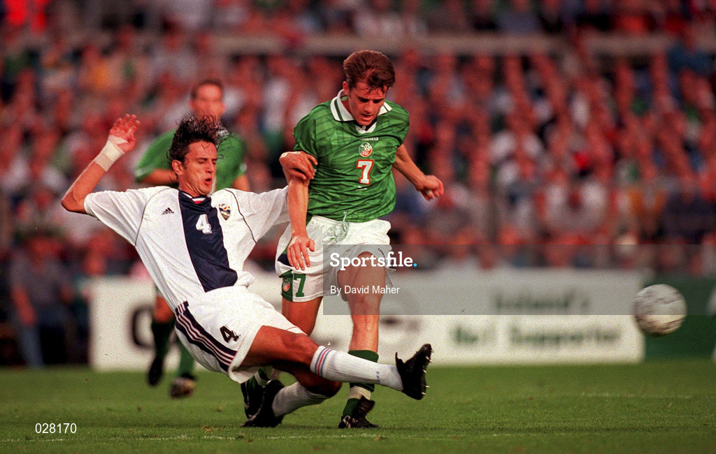 1 September 1999; Kevin Kilbane of Ireland in action against Dejan Govedarica of Yugoslavia during the UEFA European Championships Qualifying Group 8 match between Republic of Ireland and Yugoslavia at Lansdowne Road in Dublin. Photo by David Maher/Sportsfile