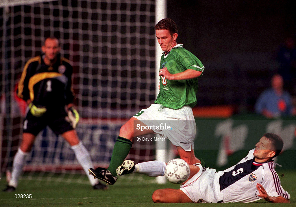 1 September 1999; Mark Kinsella of Republic of Ireland in action against Miroslav Dukic of Yugoslavia during the UEFA European Championships Qualifying Group 8 match between Republic of Ireland and Yugoslavia at Lansdowne Road in Dublin. Photo by David Maher/Sportsfile