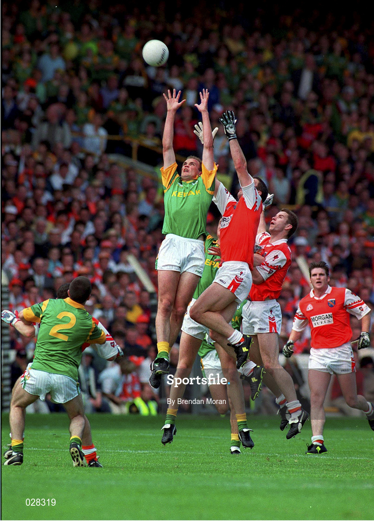 29 August 1999; John McDermott of Meath contests a dropping ball against Jarlath Burns of Armagh during the Bank of Ireland All-Ireland Senior Football Championship Semi-Final match between Meath and Armagh at Croke Park in Dublin. Photo by Brendan Moran/Sportsfile