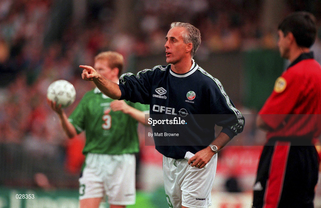 1 September 1999; Republic of Ireland manager Mick McCarthy issues instructions to his players during the UEFA European Championships Qualifying Group 8 match between Republic of Ireland and Yugoslavia at Lansdowne Road in Dublin. Photo by Matt Browne/Sportsfile