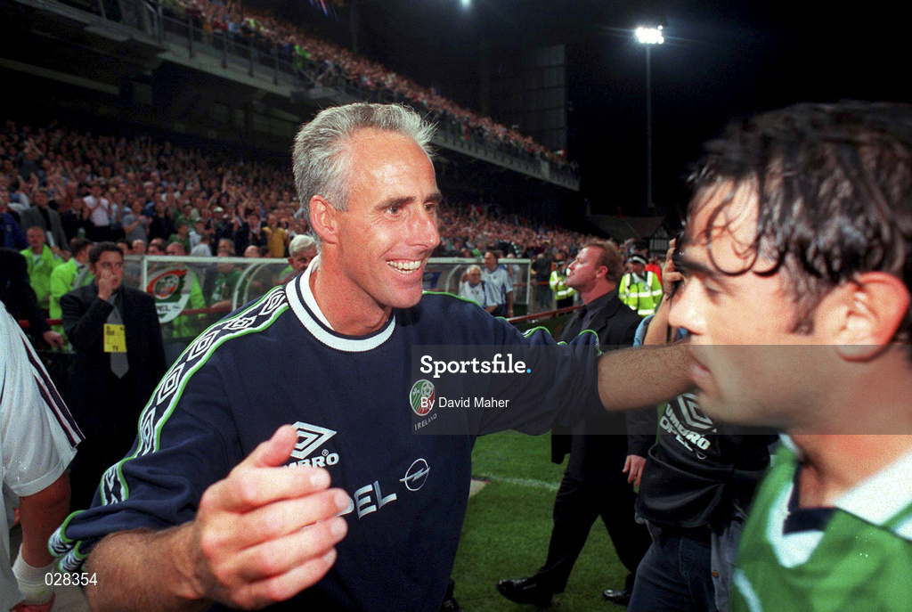 1 September 1999; Republic of Ireland manager Mick McCarthy congratulates his players, including Stephen Carr, following victory in the UEFA European Championships Qualifying Group 8 match between Republic of Ireland and Yugoslavia at Lansdowne Road in Dublin. Photo by David Maher/Sportsfile