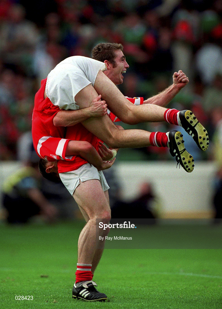 22 August 1999; Cork's Owen Sexton lifts his teammate Michael O'Sullivan in celebration following the Bank of Ireland All-Ireland Senior Football Championship Semi-Final match between Cork and Mayo at Croke Park in Dublin. Photo by Ray McManus/Sportsfile