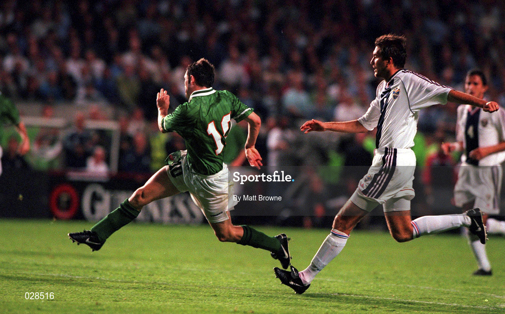 1 September 1999; Robbie Keane of Republic of Ireland shoot to score his side's first goal during the UEFA European Championships Qualifying Group 8 match between Republic of Ireland and Yugoslavia at Lansdowne Road in Dublin. Photo by Matt Browne/Sportsfile