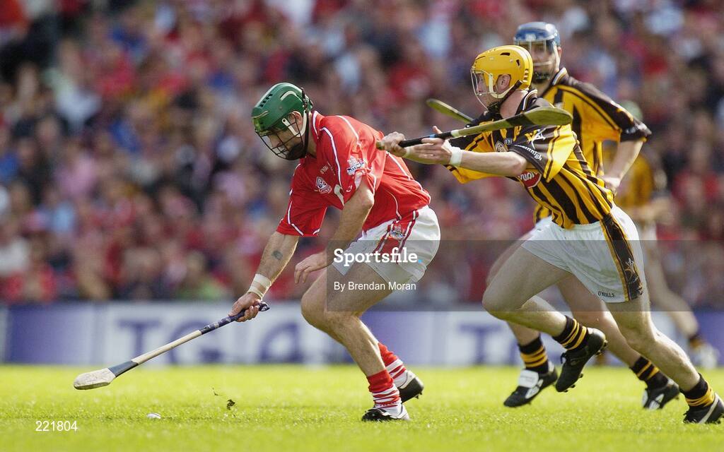 3 September 2006; Tom Kenny, Cork, attempts to pick up the sliotar in the long grass as Richie Power, Kilkenny, challenges. Guinness All-Ireland Senior Hurling Championship Final, Cork v Kilkenny, Croke Park, Dublin. Picture credit: Brendan Moran / SPORTSFILE