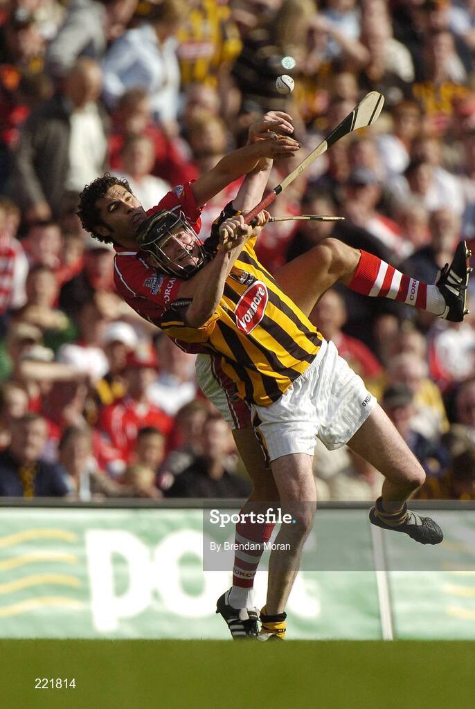 3 September 2006; Martin Comerford, Kilkenny, contests a dropping ball with Sean Og O hAilpin, Cork. Guinness All-Ireland Senior Hurling Championship Final, Cork v Kilkenny, Croke Park, Dublin. Picture credit: Brendan Moran / SPORTSFILE
