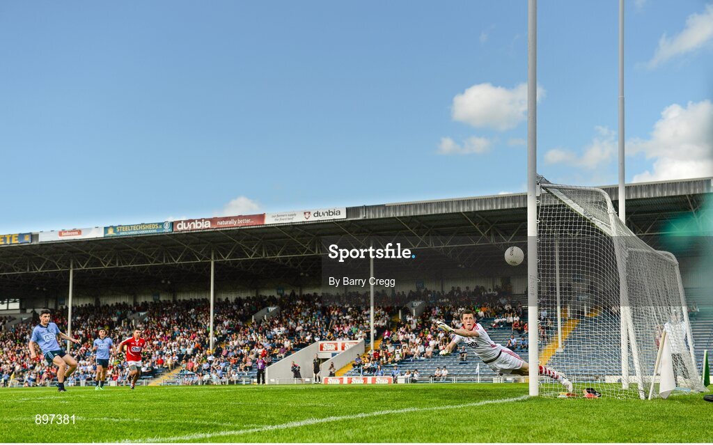 4 August 2014; Colm Basquel, Dublin, penalty kick hits the post as the Cork goalkeeper Anthony Kidney looks on. Electric Ireland GAA Football All-Ireland Minor Championship Quarter-Final, Dublin v Cork, Semple Stadium, Thurles, Co. Tipperary. Picture credit: Barry Cregg / SPORTSFILE