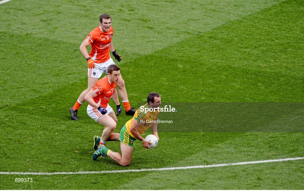 9 August 2014; Michael Murphy, Donegal, in action against Brendan Donaghy, left, and Charlie Vernon, Armagh. GAA Football All-Ireland Senior Championship, Quarter-Final, Donegal v Armagh, Croke Park, Dublin. Picture credit: Dáire Brennan / SPORTSFILE