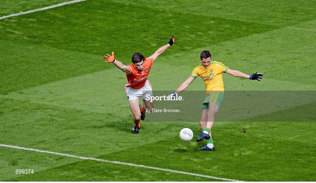 9 August 2014; Odhrán Mac Niallas, Donegal, scores his side's first goal despite the challenge of Aaron Findon, Armagh. GAA Football All-Ireland Senior Championship, Quarter-Final, Donegal v Armagh, Croke Park, Dublin. Picture credit: Dáire Brennan / SPORTSFILE