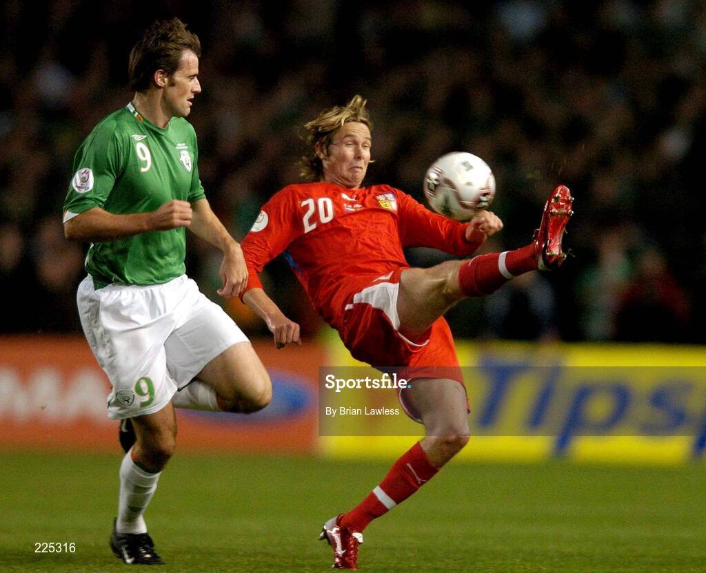 11 October 2006; Jaroslav Plasil, Czech Republic, in action against Kevin Kilbane, Republic of Ireland. Euro 2008 Championship Qualifier, Republic of Ireland v Czech Republic, Lansdowne Road, Dublin. Picture credit: Brian Lawless / SPORTSFILE