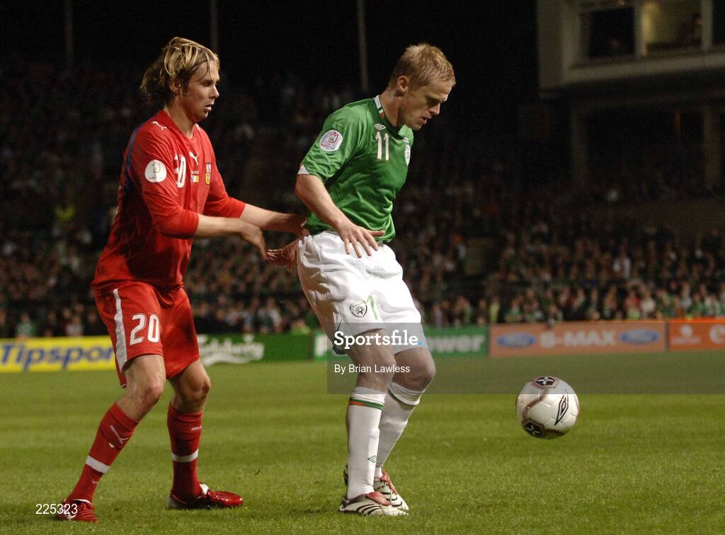 11 October 2006; Damien Duff, Republic of Ireland, in action against Jaroslav Plasil, Czech Republic. Euro 2008 Championship Qualifier, Republic of Ireland v Czech Republic, Lansdowne Road, Dublin. Picture credit: Brian Lawless / SPORTSFILE