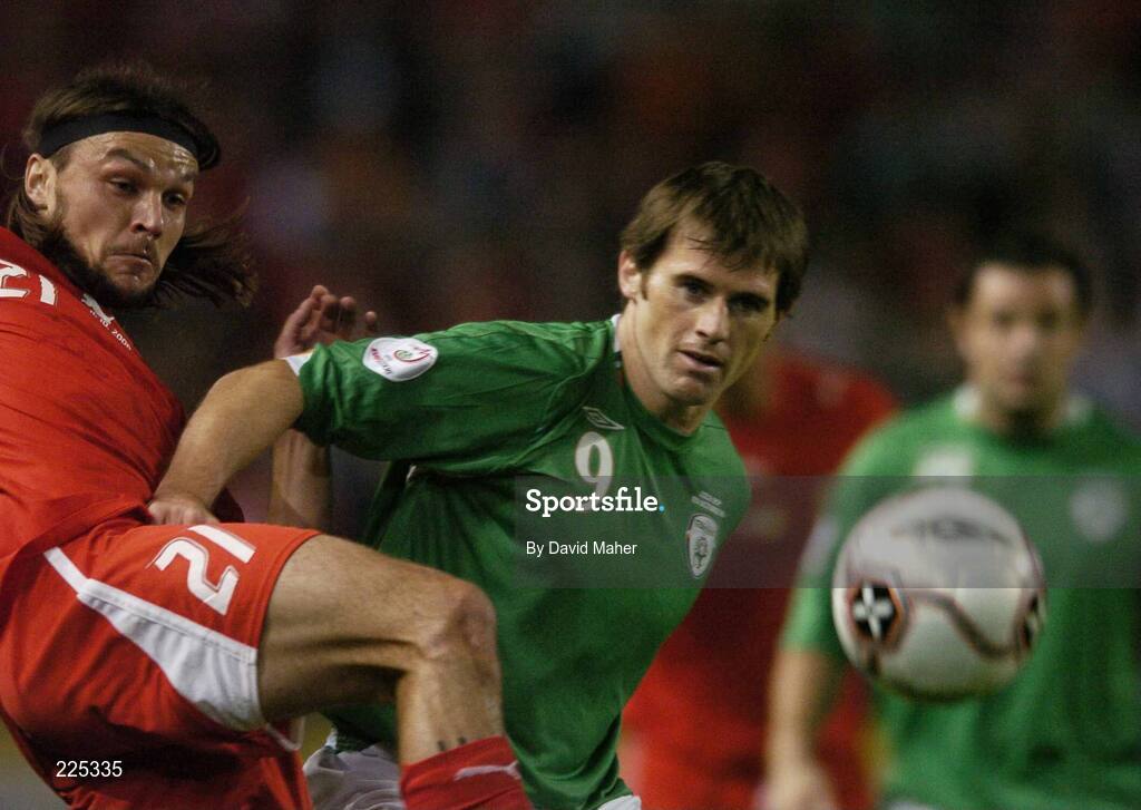 11 October 2006; Tomas Ujfalusi, Czech Republic, in action againstKevin Kilbane, Republic of Ireland. Euro 2008 Championship Qualifier, Republic of Ireland v Czech Republic, Lansdowne Road, Dublin. Picture credit: David Maher / SPORTSFILE