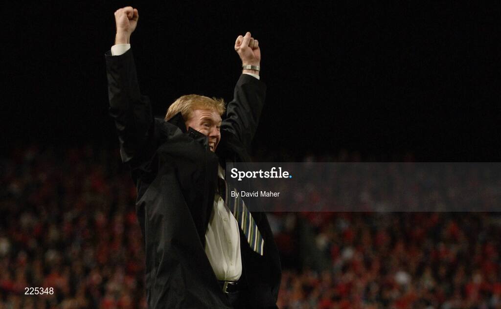 11 October 2006; Stephen Staunton, Republic of Ireland manager, celebrates after Kevin Kilbane had scored his side's first goal. Euro 2008 Championship Qualifier, Republic of Ireland v Czech Republic, Lansdowne Road, Dublin. Picture credit: David Maher / SPORTSFILE