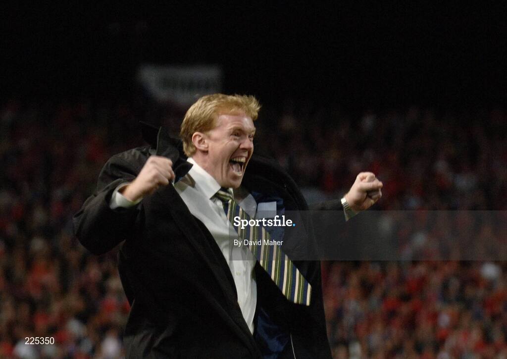 11 October 2006; Republic of Ireland manager Steve Staunton celebrates after Kevin Kilbane had scored the first goal. Euro 2008 Championship Qualifier, Republic of Ireland v Czech Republic, Lansdowne Road, Dublin. Picture credit: David Maher / SPORTSFILE